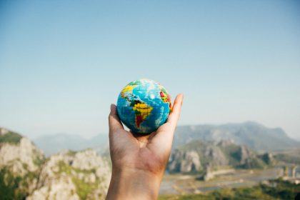 Un globe terrestre tenu dans une main