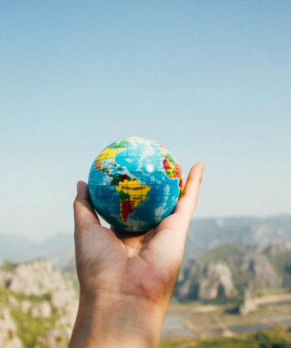 Un globe terrestre tenu dans une main