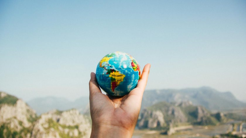 Un globe terrestre tenu dans une main