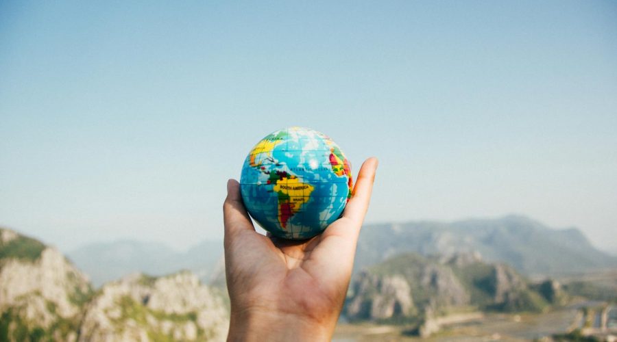 Un globe terrestre tenu dans une main