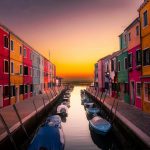 Vue des maisons colorées au bord d'un canal