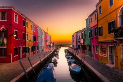 Vue des maisons colorées au bord d'un canal