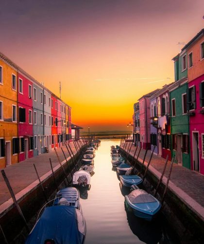 Vue des maisons colorées au bord d'un canal