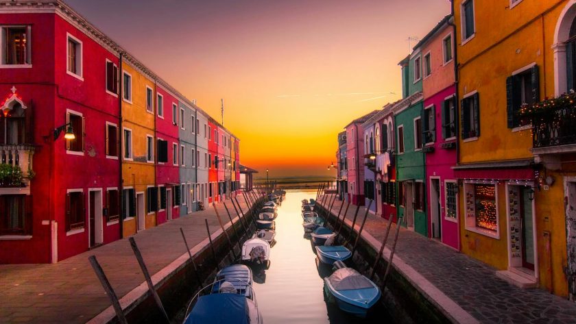 Vue des maisons colorées au bord d'un canal