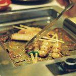 découvrez le satay, un délice culinaire d'asie du sud-est, composé de brochettes de viande marinées grillées à la perfection, souvent accompagnées d'une sauce aux cacahuètes savoureuse. parfait pour une dégustation festive ou un repas convivial, le satay saura ravir vos papilles avec ses saveurs uniques et son arôme irrésistible.