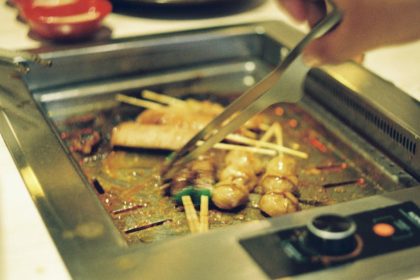 découvrez le satay, un délice culinaire d'asie du sud-est, composé de brochettes de viande marinées grillées à la perfection, souvent accompagnées d'une sauce aux cacahuètes savoureuse. parfait pour une dégustation festive ou un repas convivial, le satay saura ravir vos papilles avec ses saveurs uniques et son arôme irrésistible.