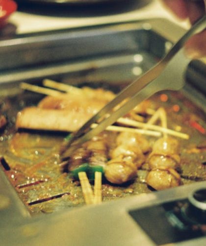 découvrez le satay, un délice culinaire d'asie du sud-est, composé de brochettes de viande marinées grillées à la perfection, souvent accompagnées d'une sauce aux cacahuètes savoureuse. parfait pour une dégustation festive ou un repas convivial, le satay saura ravir vos papilles avec ses saveurs uniques et son arôme irrésistible.