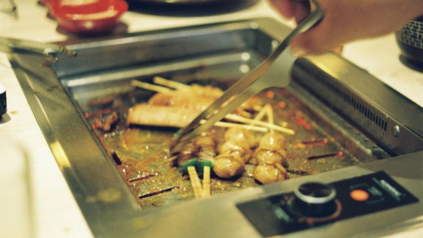 découvrez le satay, un délice culinaire d'asie du sud-est, composé de brochettes de viande marinées grillées à la perfection, souvent accompagnées d'une sauce aux cacahuètes savoureuse. parfait pour une dégustation festive ou un repas convivial, le satay saura ravir vos papilles avec ses saveurs uniques et son arôme irrésistible.