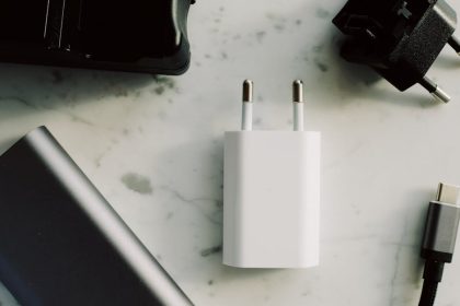 découvrez notre chargeur portable, l'accessoire indispensable pour garder vos appareils électroniques toujours chargés, où que vous soyez. idéal pour les voyages, les sorties et les situations d'urgence, il offre une puissance fiable et une conception compacte pour un transport facile.