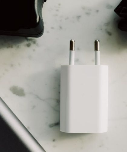 découvrez notre chargeur portable, l'accessoire indispensable pour garder vos appareils électroniques toujours chargés, où que vous soyez. idéal pour les voyages, les sorties et les situations d'urgence, il offre une puissance fiable et une conception compacte pour un transport facile.