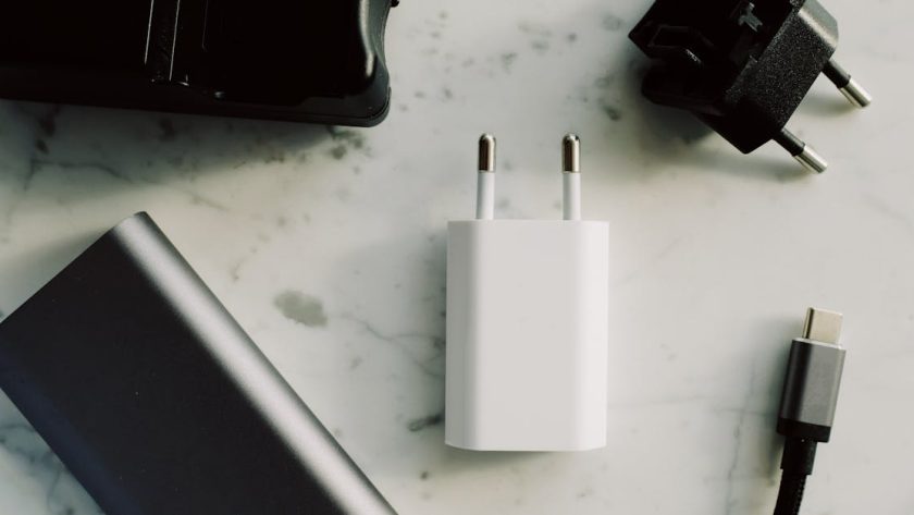 découvrez notre chargeur portable, l'accessoire indispensable pour garder vos appareils électroniques toujours chargés, où que vous soyez. idéal pour les voyages, les sorties et les situations d'urgence, il offre une puissance fiable et une conception compacte pour un transport facile.
