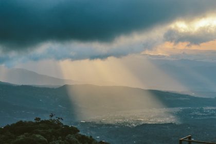 découvrez le costa rica, un paradis tropical où la biodiversité exceptionnelle, les plages de sable fin et les volcans majestueux vous attendent. explorez des parcs nationaux, vivez des aventures en pleine nature et plongez dans la culture locale. un voyage inoubliable au coeur de l'amérique centrale.