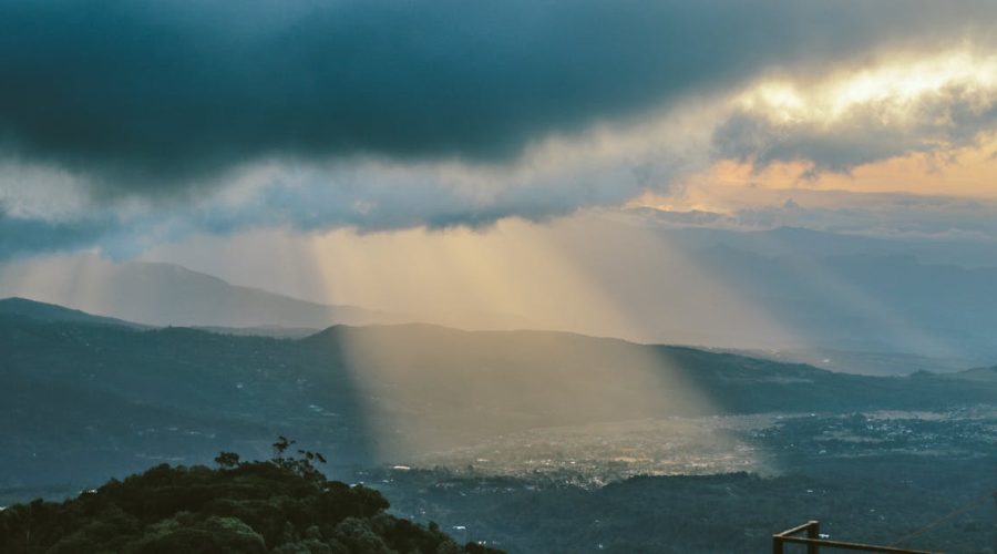 découvrez le costa rica, un paradis tropical où la biodiversité exceptionnelle, les plages de sable fin et les volcans majestueux vous attendent. explorez des parcs nationaux, vivez des aventures en pleine nature et plongez dans la culture locale. un voyage inoubliable au coeur de l'amérique centrale.