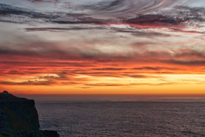 découvrez sagres, un joyau du portugal alliant plages paradisiaques, falaises spectaculaires et riche histoire maritime. parfait pour des vacances inoubliables mêlant détente, aventures en plein air et exploration culturelle.