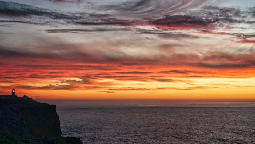 découvrez sagres, un joyau du portugal alliant plages paradisiaques, falaises spectaculaires et riche histoire maritime. parfait pour des vacances inoubliables mêlant détente, aventures en plein air et exploration culturelle.