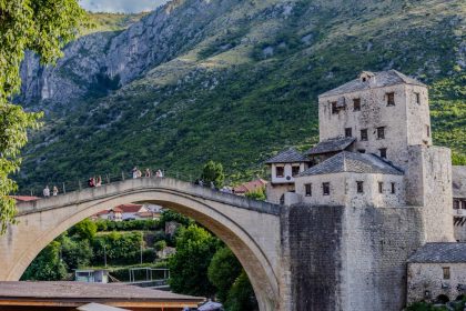 découvrez la beauté intemporelle des villages médiévaux, où l'histoire et l'architecture se mêlent pour offrir un voyage fascinant à travers le temps. explorez des ruelles pavées, des châteaux majestueux et des paysages pittoresques, tout en plongeant dans l'atmosphère unique de ces trésors du patrimoine.