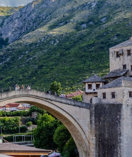 découvrez la beauté intemporelle des villages médiévaux, où l'histoire et l'architecture se mêlent pour offrir un voyage fascinant à travers le temps. explorez des ruelles pavées, des châteaux majestueux et des paysages pittoresques, tout en plongeant dans l'atmosphère unique de ces trésors du patrimoine.