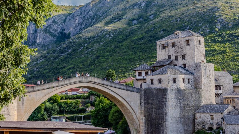 découvrez la beauté intemporelle des villages médiévaux, où l'histoire et l'architecture se mêlent pour offrir un voyage fascinant à travers le temps. explorez des ruelles pavées, des châteaux majestueux et des paysages pittoresques, tout en plongeant dans l'atmosphère unique de ces trésors du patrimoine.