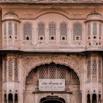 découvrez jaipur, la ville rose du rajasthan, célèbre pour ses palais majestueux, ses forts historiques et sa riche culture. explorez les merveilles architecturales, goûtez à la délicieuse cuisine locale et plongez dans l'histoire fascinante de cette destination emblématique de l'inde.