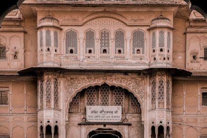 découvrez jaipur, la ville rose du rajasthan, célèbre pour ses palais majestueux, ses forts historiques et sa riche culture. explorez les merveilles architecturales, goûtez à la délicieuse cuisine locale et plongez dans l'histoire fascinante de cette destination emblématique de l'inde.