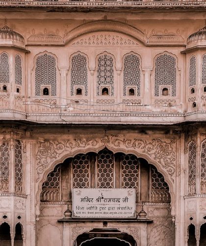 découvrez jaipur, la ville rose du rajasthan, célèbre pour ses palais majestueux, ses forts historiques et sa riche culture. explorez les merveilles architecturales, goûtez à la délicieuse cuisine locale et plongez dans l'histoire fascinante de cette destination emblématique de l'inde.