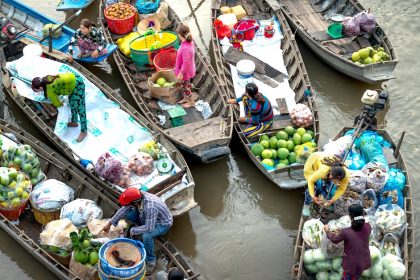 découvrez les marchés flottants, des lieux vibrants où les couleurs, les saveurs et les cultures se mélangent sur l'eau. explorez des étals chargés de fruits frais, de légumes locaux et de produits artisanaux, tout en profitant d'une ambiance unique et conviviale. une expérience inoubliable au cœur des traditions locales.