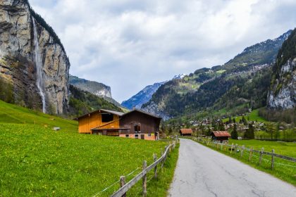 découvrez les trains panoramiques suisses, une expérience inoubliable à travers des paysages majestueux et des panoramas à couper le souffle. embarquez pour un voyage unique au cœur des alpes suisses et admirez la beauté naturelle de la suisse tout en voyageant dans le confort.