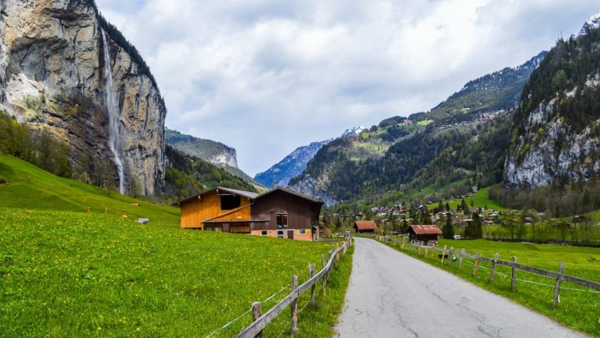 découvrez les trains panoramiques suisses, une expérience inoubliable à travers des paysages majestueux et des panoramas à couper le souffle. embarquez pour un voyage unique au cœur des alpes suisses et admirez la beauté naturelle de la suisse tout en voyageant dans le confort.