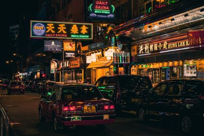 découvrez kowloon, un quartier vibrant de hong kong, célèbre pour ses marchés animés, sa culture riche et ses paysages urbains fascinants. plongez dans l'effervescence de la vie locale entre traditions et modernité.