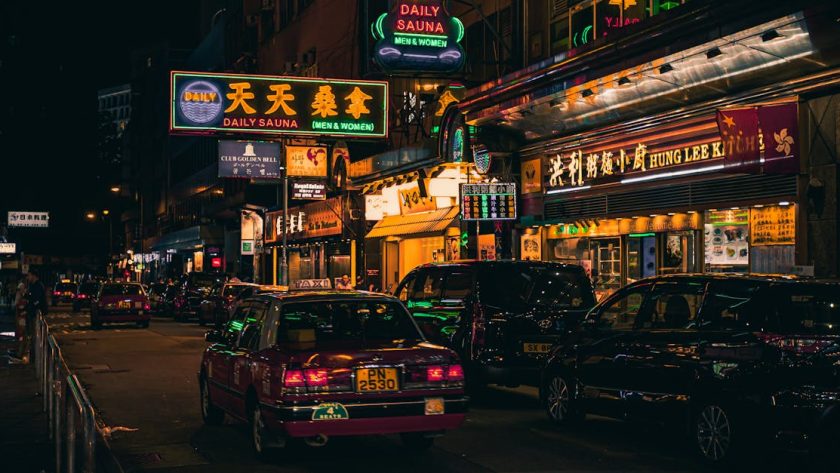 découvrez kowloon, un quartier vibrant de hong kong, célèbre pour ses marchés animés, sa culture riche et ses paysages urbains fascinants. plongez dans l'effervescence de la vie locale entre traditions et modernité.