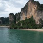 découvrez railay, une destination paradisiaque en thaïlande, célèbre pour ses plages de sable fin, ses formations rocheuses impressionnantes et ses activités de loisirs en plein air. idéale pour les amoureux de la nature et les passionnés d'escalade, railay offre un cadre idyllique pour des vacances inoubliables.