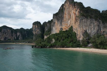 découvrez railay, une destination paradisiaque en thaïlande, célèbre pour ses plages de sable fin, ses formations rocheuses impressionnantes et ses activités de loisirs en plein air. idéale pour les amoureux de la nature et les passionnés d'escalade, railay offre un cadre idyllique pour des vacances inoubliables.