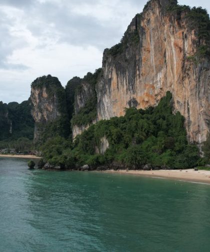 découvrez railay, une destination paradisiaque en thaïlande, célèbre pour ses plages de sable fin, ses formations rocheuses impressionnantes et ses activités de loisirs en plein air. idéale pour les amoureux de la nature et les passionnés d'escalade, railay offre un cadre idyllique pour des vacances inoubliables.