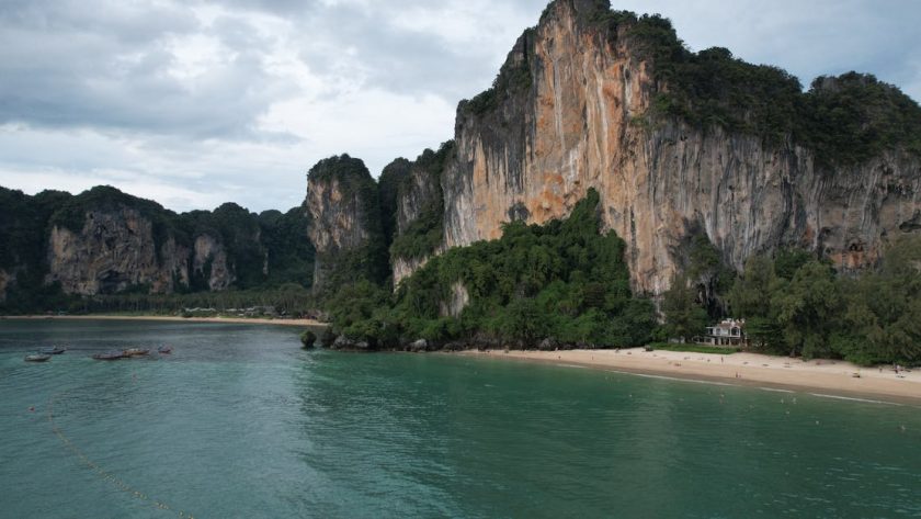 découvrez railay, une destination paradisiaque en thaïlande, célèbre pour ses plages de sable fin, ses formations rocheuses impressionnantes et ses activités de loisirs en plein air. idéale pour les amoureux de la nature et les passionnés d'escalade, railay offre un cadre idyllique pour des vacances inoubliables.