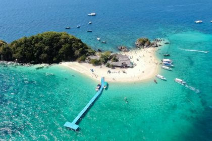 découvrez les plages paradisiaques de koh tao, une île thaïlandaise réputée pour ses eaux cristallines, ses récifs coralliens et son ambiance tranquille. que vous souhaitiez plonger, vous détendre au soleil ou explorer des criques isolées, koh tao offre une expérience inoubliable pour tous les amoureux de la nature.