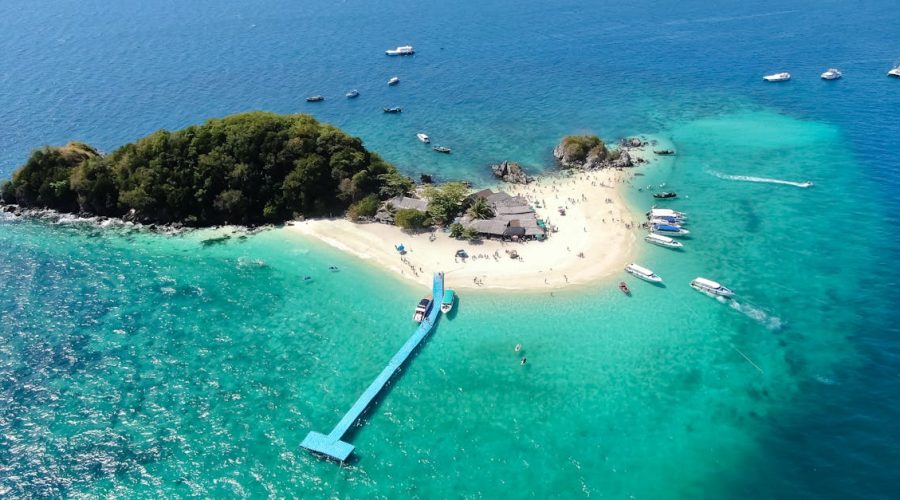 découvrez les plages paradisiaques de koh tao, une île thaïlandaise réputée pour ses eaux cristallines, ses récifs coralliens et son ambiance tranquille. que vous souhaitiez plonger, vous détendre au soleil ou explorer des criques isolées, koh tao offre une expérience inoubliable pour tous les amoureux de la nature.