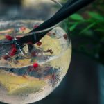 découvrez l'univers rafraîchissant des cocktails avec notre sélection de recettes exquises. que vous soyez amateur ou mixologue en herbe, laissez-vous inspirer par des mélanges savoureux et des astuces pour préparer vos boissons préférées. épatez vos invités lors de vos soirées avec des cocktails uniques et élégants.