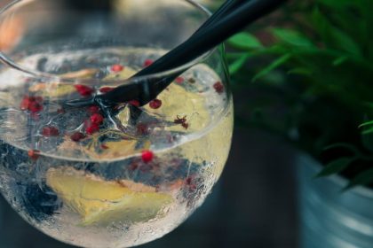 découvrez l'univers rafraîchissant des cocktails avec notre sélection de recettes exquises. que vous soyez amateur ou mixologue en herbe, laissez-vous inspirer par des mélanges savoureux et des astuces pour préparer vos boissons préférées. épatez vos invités lors de vos soirées avec des cocktails uniques et élégants.