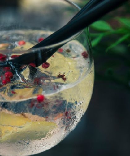 découvrez l'univers rafraîchissant des cocktails avec notre sélection de recettes exquises. que vous soyez amateur ou mixologue en herbe, laissez-vous inspirer par des mélanges savoureux et des astuces pour préparer vos boissons préférées. épatez vos invités lors de vos soirées avec des cocktails uniques et élégants.