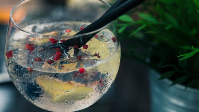 découvrez l'univers rafraîchissant des cocktails avec notre sélection de recettes exquises. que vous soyez amateur ou mixologue en herbe, laissez-vous inspirer par des mélanges savoureux et des astuces pour préparer vos boissons préférées. épatez vos invités lors de vos soirées avec des cocktails uniques et élégants.