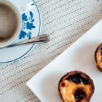 découvrez les délicieux pasteis de nata, ces fameuses tartes portugaises à la crème, croustillantes à l'extérieur et fondantes à l'intérieur. idéales pour un dessert ou un en-cas sucré, laissez-vous séduire par leur saveur authentique et réussissez votre propre recette à la maison!