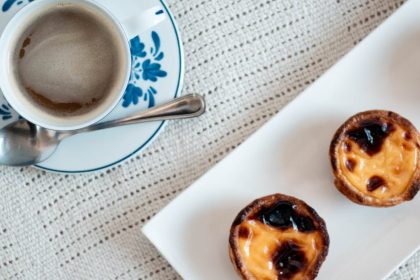découvrez les délicieux pasteis de nata, ces fameuses tartes portugaises à la crème, croustillantes à l'extérieur et fondantes à l'intérieur. idéales pour un dessert ou un en-cas sucré, laissez-vous séduire par leur saveur authentique et réussissez votre propre recette à la maison!