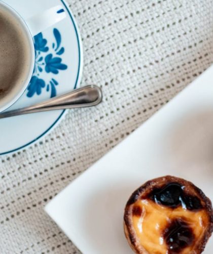 découvrez les délicieux pasteis de nata, ces fameuses tartes portugaises à la crème, croustillantes à l'extérieur et fondantes à l'intérieur. idéales pour un dessert ou un en-cas sucré, laissez-vous séduire par leur saveur authentique et réussissez votre propre recette à la maison!