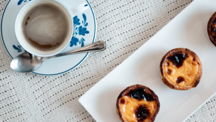 découvrez les délicieux pasteis de nata, ces fameuses tartes portugaises à la crème, croustillantes à l'extérieur et fondantes à l'intérieur. idéales pour un dessert ou un en-cas sucré, laissez-vous séduire par leur saveur authentique et réussissez votre propre recette à la maison!