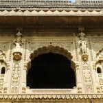 découvrez maheshwar, une destination pittoresque en inde, célèbre pour son riche patrimoine culturel, ses temples majestueux et ses paysages enchanteurs le long des rives de la rivière narmada. plongez dans l'histoire et la spiritualité de cette ville historique.