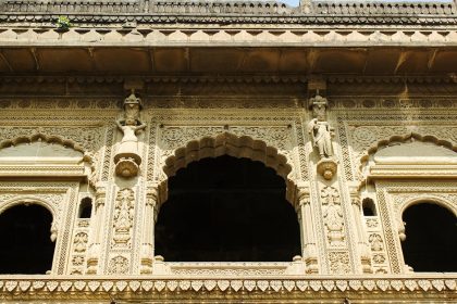 découvrez maheshwar, une destination pittoresque en inde, célèbre pour son riche patrimoine culturel, ses temples majestueux et ses paysages enchanteurs le long des rives de la rivière narmada. plongez dans l'histoire et la spiritualité de cette ville historique.