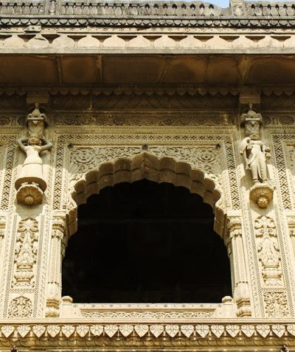 découvrez maheshwar, une destination pittoresque en inde, célèbre pour son riche patrimoine culturel, ses temples majestueux et ses paysages enchanteurs le long des rives de la rivière narmada. plongez dans l'histoire et la spiritualité de cette ville historique.