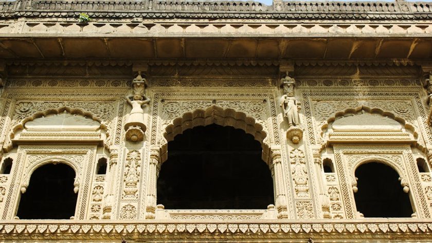 découvrez maheshwar, une destination pittoresque en inde, célèbre pour son riche patrimoine culturel, ses temples majestueux et ses paysages enchanteurs le long des rives de la rivière narmada. plongez dans l'histoire et la spiritualité de cette ville historique.