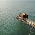 Un ponton en bois au-dessus de l'eau