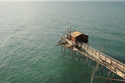 Un ponton en bois au-dessus de l'eau